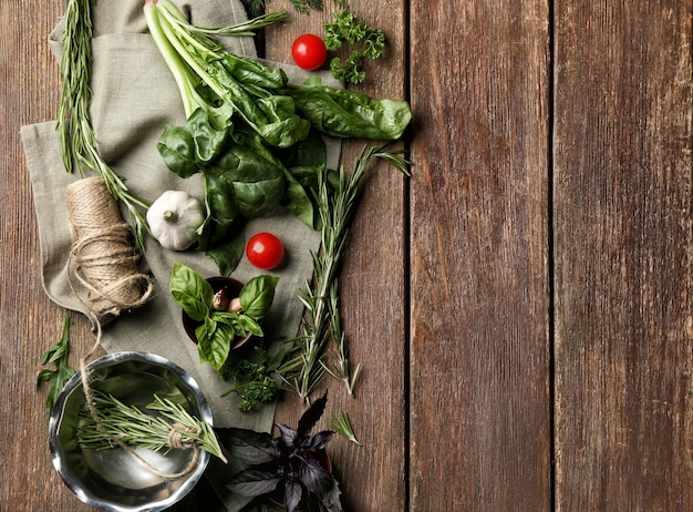 Składniki na stole: zioła i warzywa